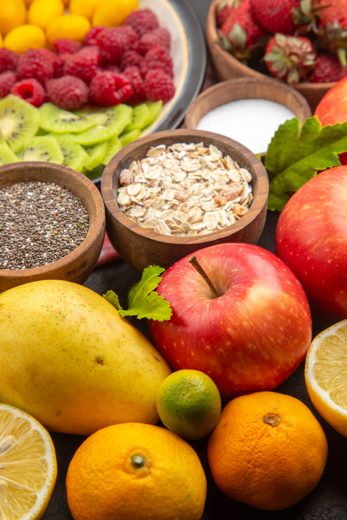 front-view-yummy-sliced-fruits-inside-plate-with-fresh-fruits-dark-fruit-exotic-ripe-photo-tree-683x1024 Nutrigenética: A ciência por trás das dietas personalizadas