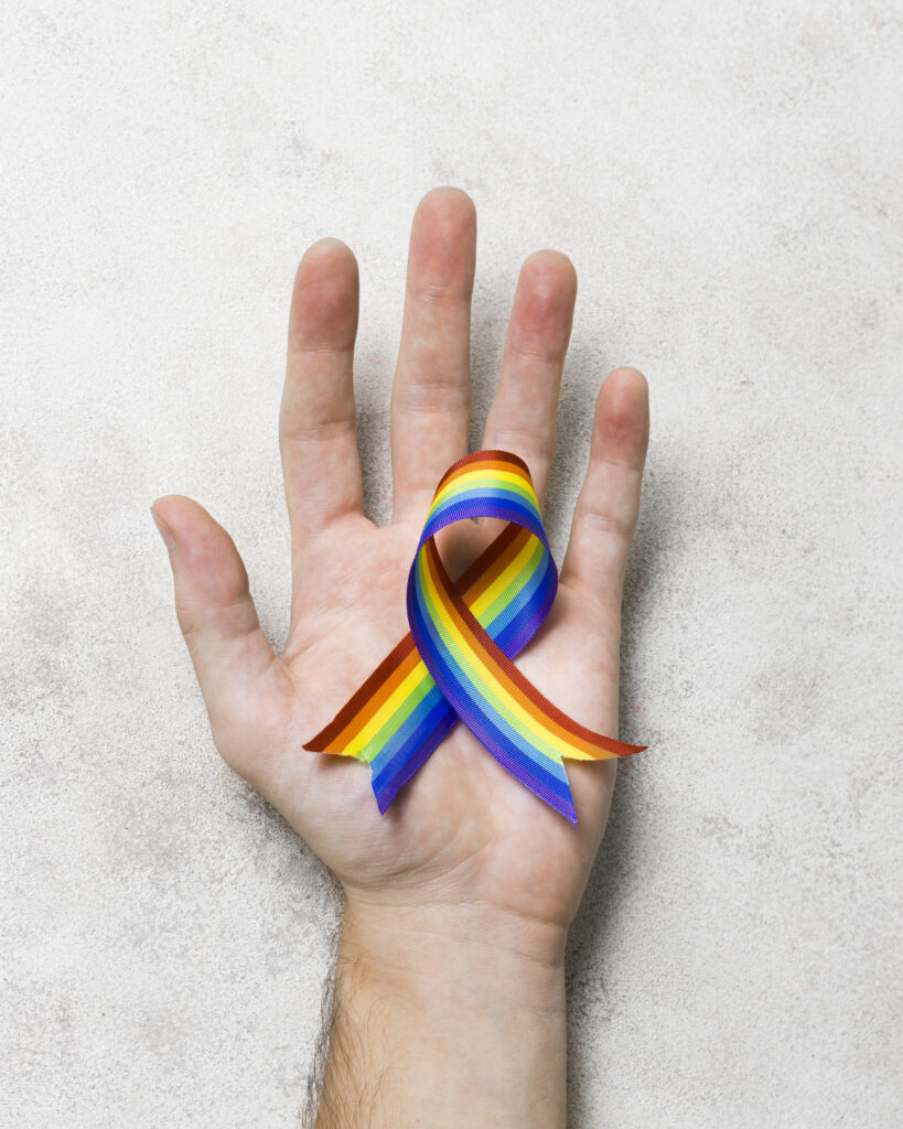 top-view-hand-holding-ribbon-rainbow-colors-819x1024 Série Doenças raras: quando um “mercado pequeno” vira uma grande oportunidade